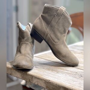 Kenneth Cole Reaction Short Bootie. Tale Spin Distressed Women’s Sz 8 GUC